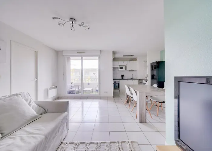 Bastide With Parking דירה