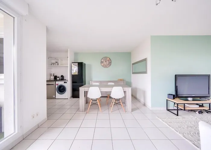 Bastide With Parking דירה *